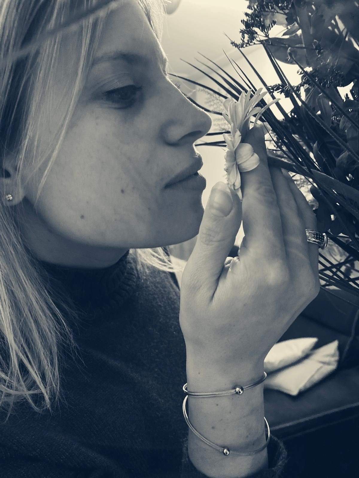 Vrouw draagt Thinking of You armband met bolletje goudkleur | CLIC by Suzanne