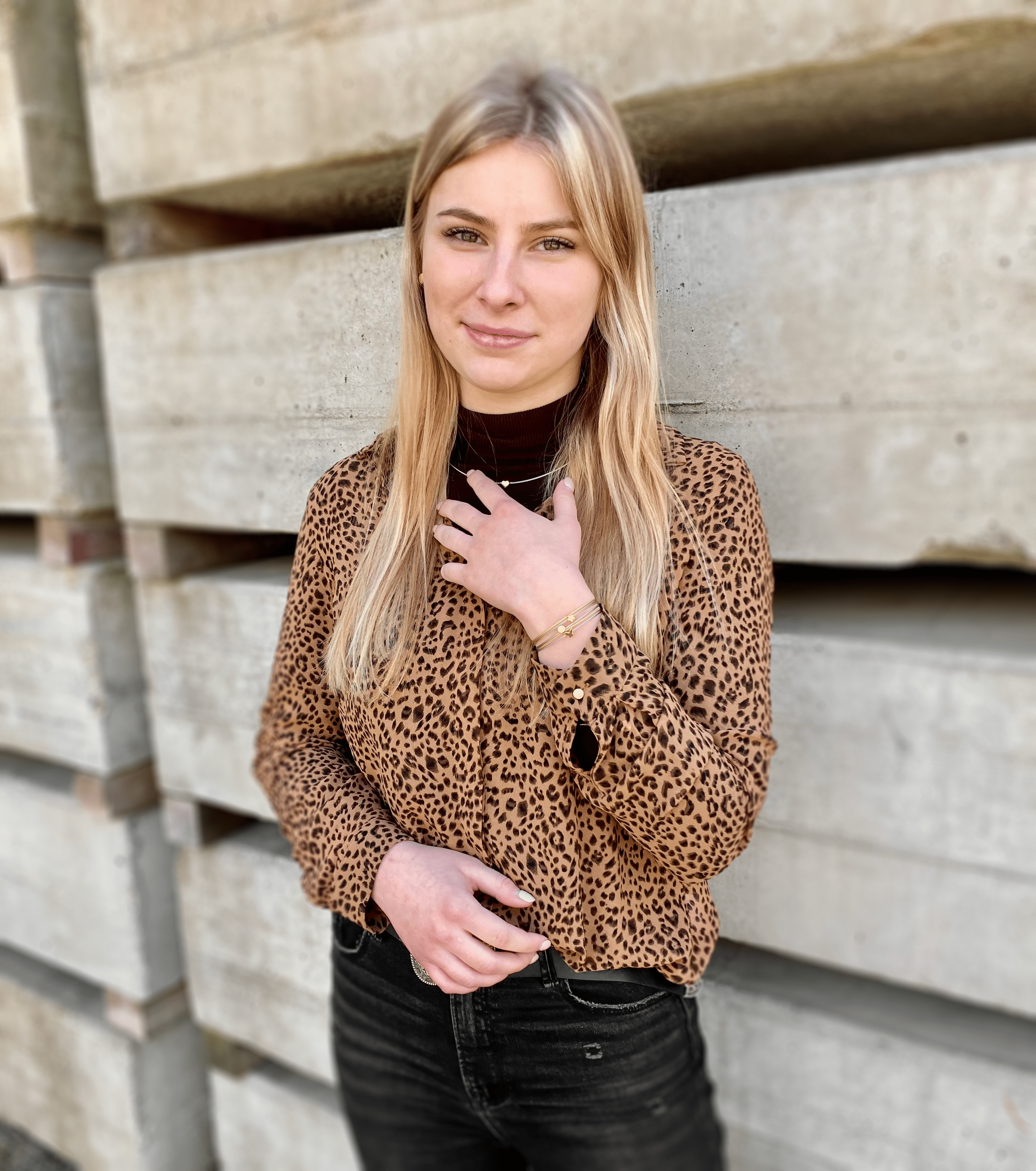 Vrouw draagt Thinking of You armband met vlinder goudkleur | CLIC by Suzanne