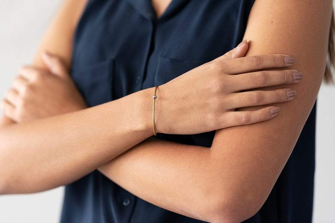 Vrouw draagt Thinking of You armband bicolor | CLIC by Suzanne