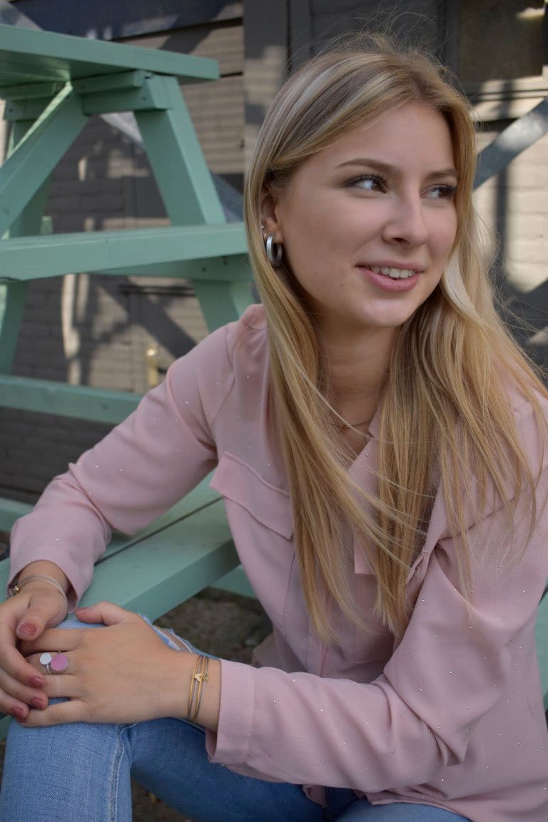 Vrouw draagt Thinking of You armband met bloemetje goudkleur | CLIC by Suzanne