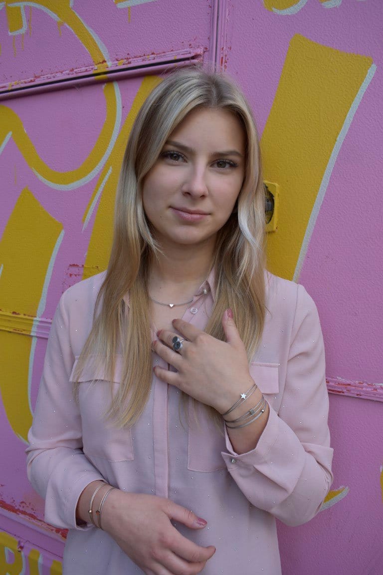 Vrouw draagt Thinking of You armband met vierkantje zilverkleur | CLIC by Suzanne